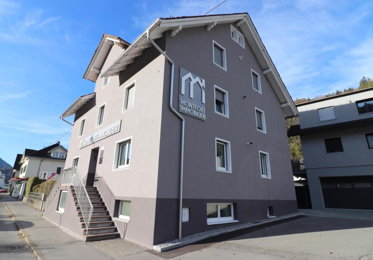 Montfort - *
